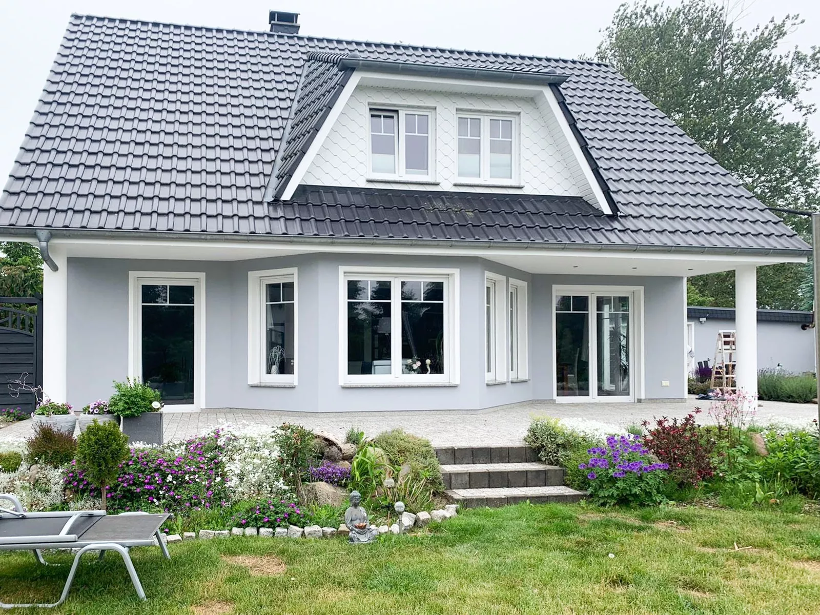 Anstrich einer Fassade im Grauton