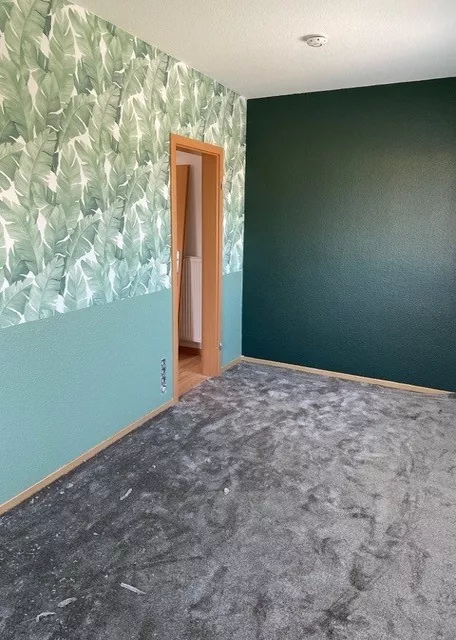 Wand gesaltung mit Tapete und Farbe