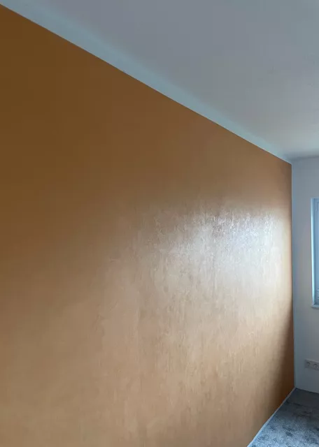 Wand mit oranger Farbgebung