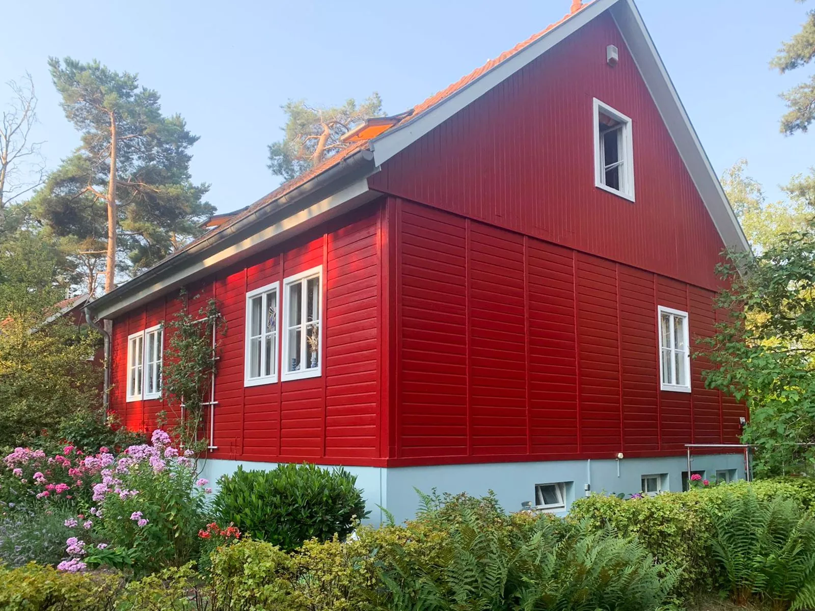 Komplettes Holzhaus mit einem roten Schutzanstrich gestrichen